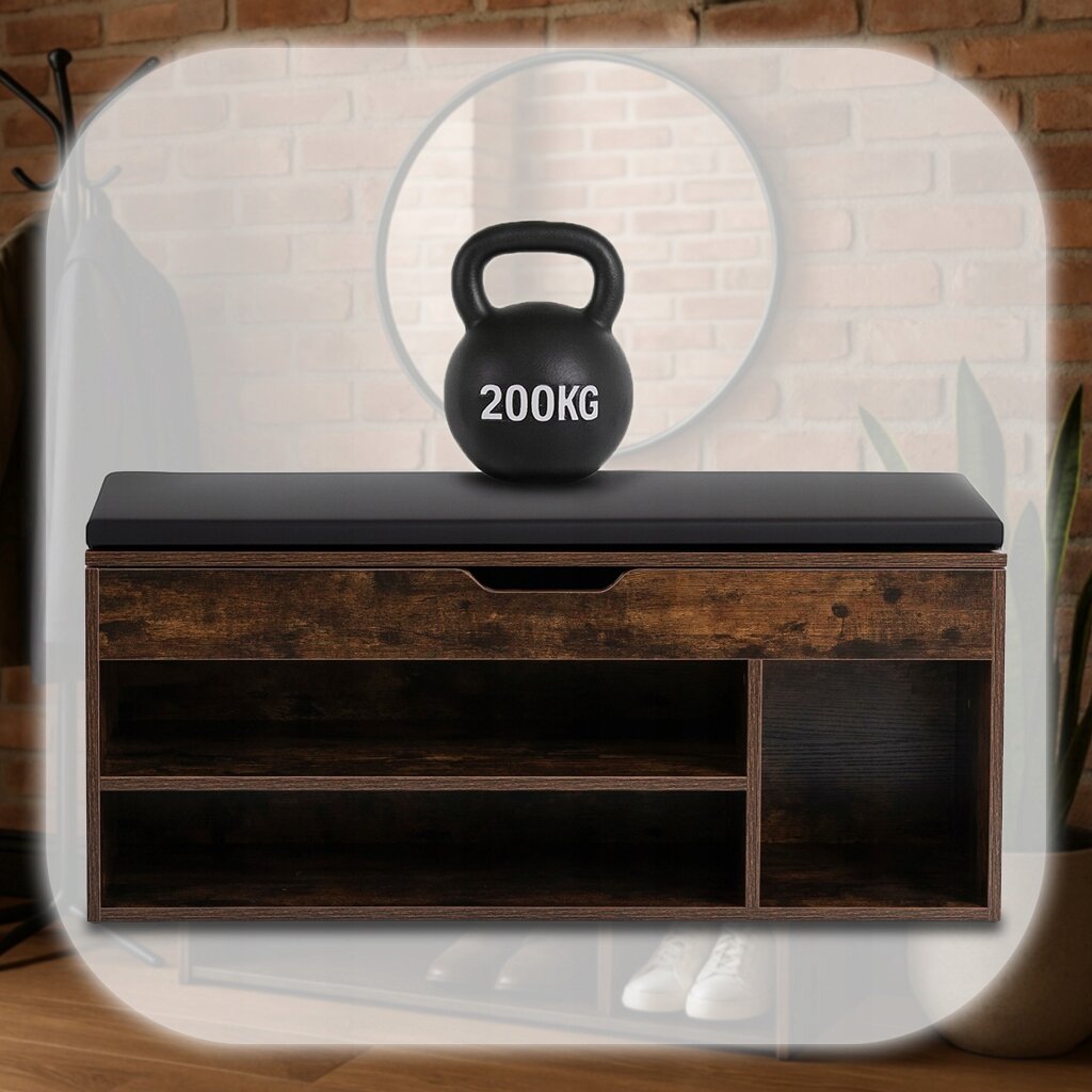 Szafka na buty z siedziskiem w kolorze dąb rustykalny, z trzema otwartymi półkami i czarną poduszką na górze. Na siedzisku znajduje się czarny kettlebell z napisem \'200KG\'.