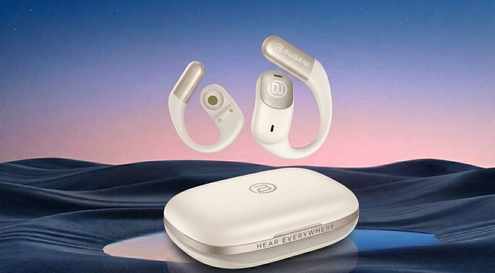 Na tle kolorowego nieba i ciemnych fal widać kremowe słuchawki powietrzne z logo BUGANI oraz etui z napisem \'HEAR EVERYWHERE\'.