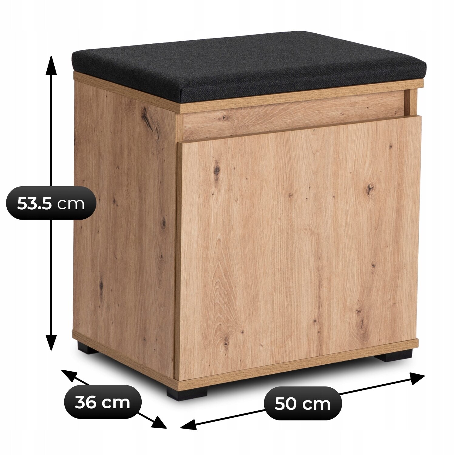 Szafka na buty z siedziskiem w kolorze dąb artisan z czarną poduszką na górze. Wymiary to 53.5 cm wysokości, 36 cm głębokości i 50 cm szerokości.