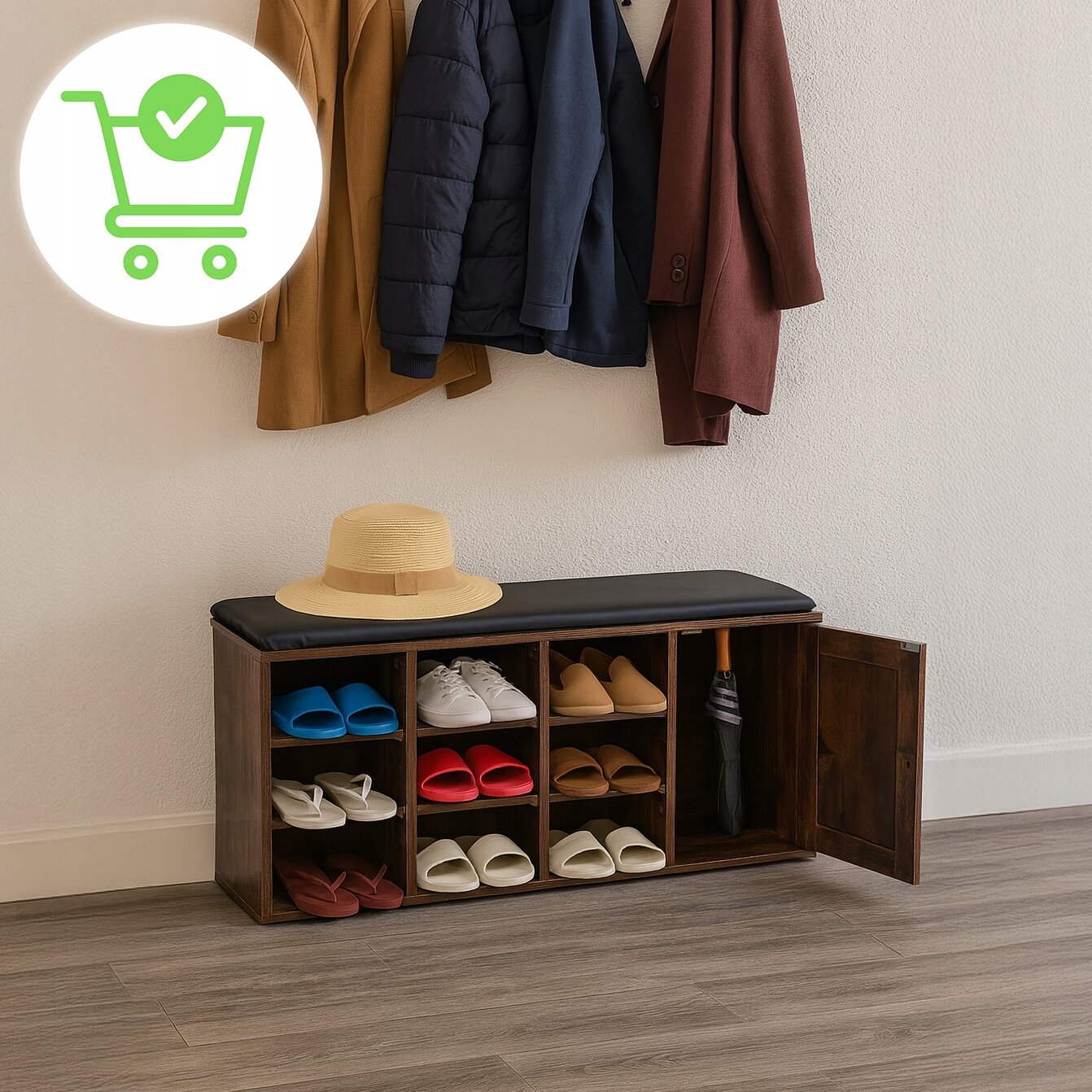 Szafka na buty z siedziskiem w kolorze dąb rustykalny, z kilkoma parami butów i parasolem w środku. Nad szafką wiszą płaszcze, a na siedzisku leży kapelusz.