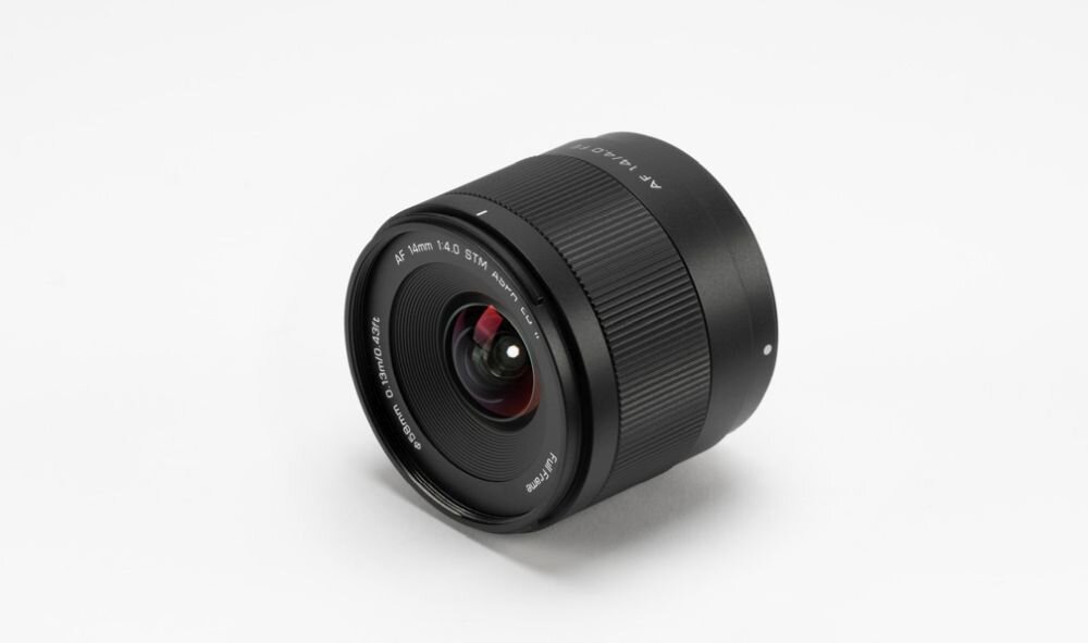 Viltrox AF 14mm F4.0 położony na boku  kąt 114 stopni fotografia krajobrazowa szeroki kadr pełna klatka Sony E