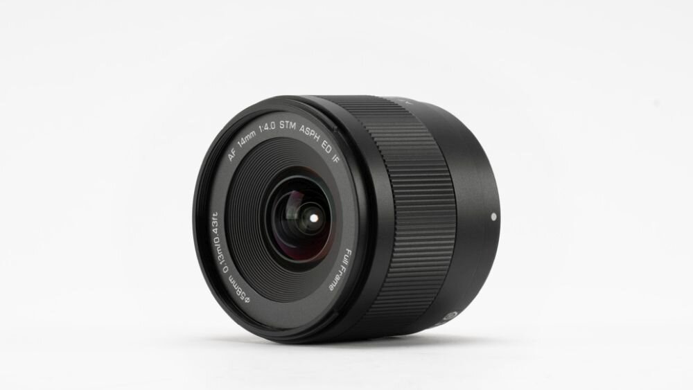 Viltrox AF 14mm F4.0 położony na boku przysłona F4 kompaktowa konstrukcja lekki obiektyw do podróży 