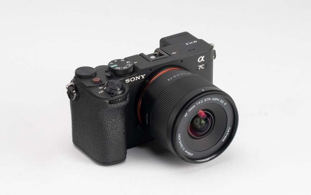 Viltrox AF 14mm F4.0 zamontowany na aparacie powłoki Nano HD redukcja flar fotografia pod światło kontrast obraz