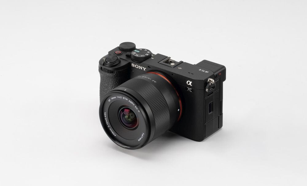 Viltrox AF 14mm F4.0 zamocowany na aparacie solidna konstrukcja USB-C aktualizacja firmware Sony E obiektyw