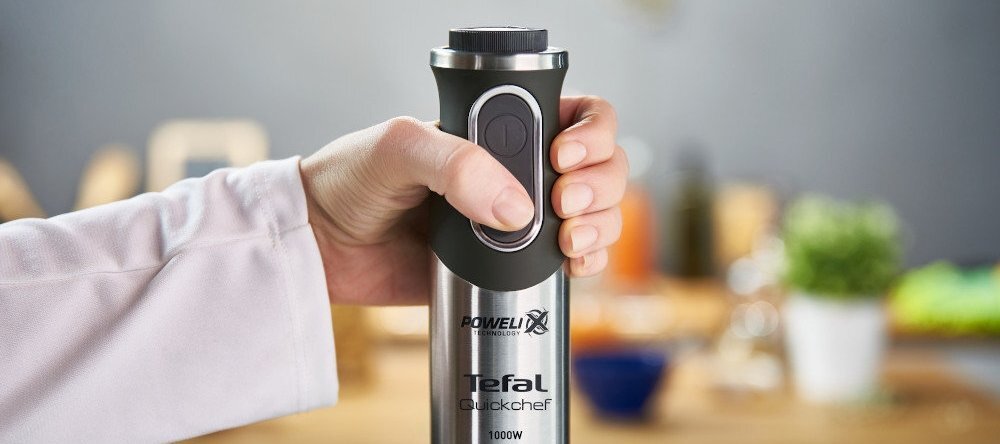 Osoba trzyma blender ręczny z napisem \'Tefal QuickChef 1000W\' oraz logo \'Powelix Life Technology\'.