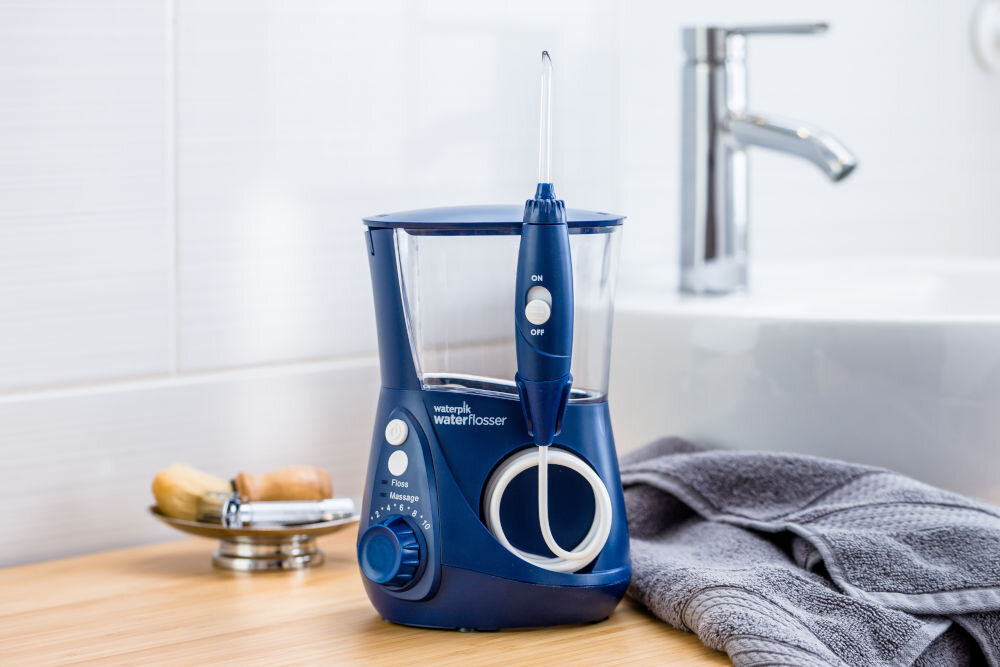 Irygator stacjonarny WATERPIK WF-660 Ultra Professional (Granatowy) + 6 końcówek Łatwa obsługa Wygodny uchwyt z włącznikiem obrotowa końcówka 360° czytelny panel LED 