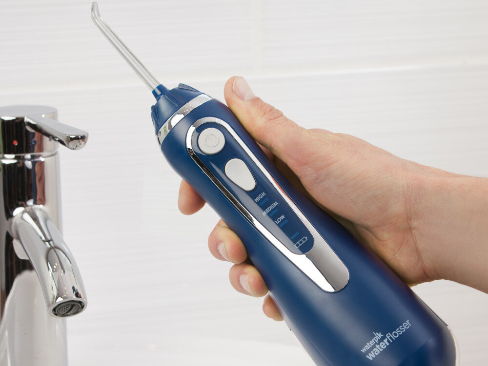 Irygator bezprzewodowy WATERPIK WP-583 Cordless Advanced 2.0 Granatowy + 4 końcówki Skuteczne oczyszczanie Trzy tryby pracy dopasowanie potrzeby z aparatem ortodontycznym, jak i z wrażliwymi dziąsłami wspiera zdrowie jamy ustnej świeże uczucie czystości