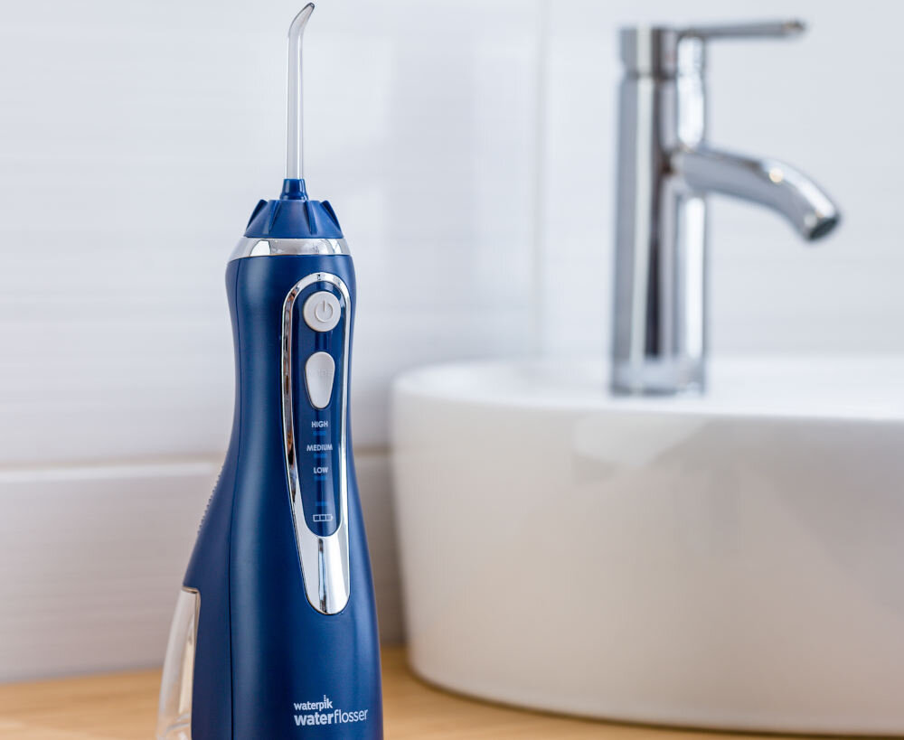 Irygator bezprzewodowy WATERPIK WP-583 Cordless Advanced 2.0 Granatowy + 4 końcówki do wrażliwych dziąseł Tryb niskiego ciśnienia usuwa zanieczyszczenia masuje tkanki, poprawiając ich ukrwienie i wspierając zdrowie dziąseł