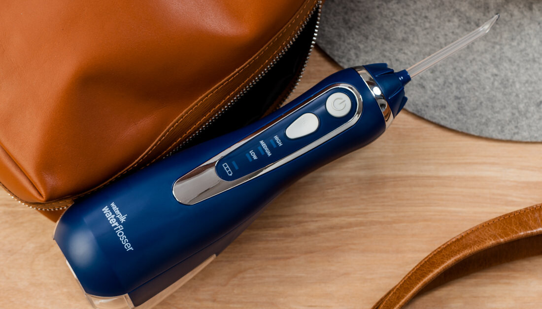Irygator bezprzewodowy WATERPIK WP-583 Cordless Advanced 2.0 Granatowy + 4 końcówki Mobilność w każdej sytuacji wymiary etui Szybkie ładowanie w około 4 godziny około 4 tygodnie