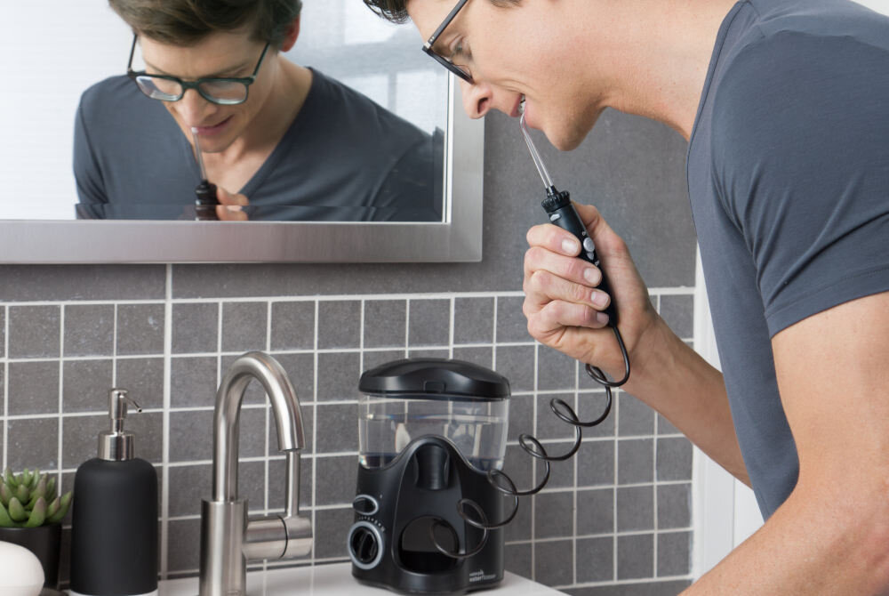 Irygator stacjonarny WATERPIK WF-112 Ultra (Czarny) + 6 końcówek Ochrona dziąseł i zdrowy uśmiech Skuteczniejsze niż szczotkowanie masuje dziąsła uśmiech staje się zdrowy i pewny nawet 70% powierzchni trudnodostępnych