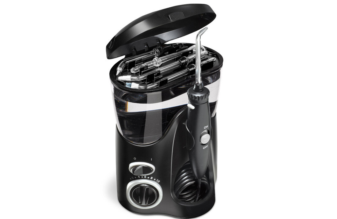 Irygator stacjonarny WATERPIK WF-112 Ultra (Czarny) + 6 końcówek Higiena i estetyka w jednym Pokrywa zbiornika z miejscem na akcesoria ułatwienie przechowywanie prezentuje się elegancko z wysoką funkcjonalnością