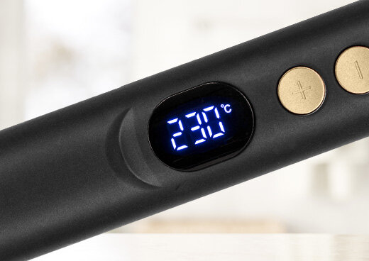 Zbliżenie na wyświetlacz LED na prostownicy.