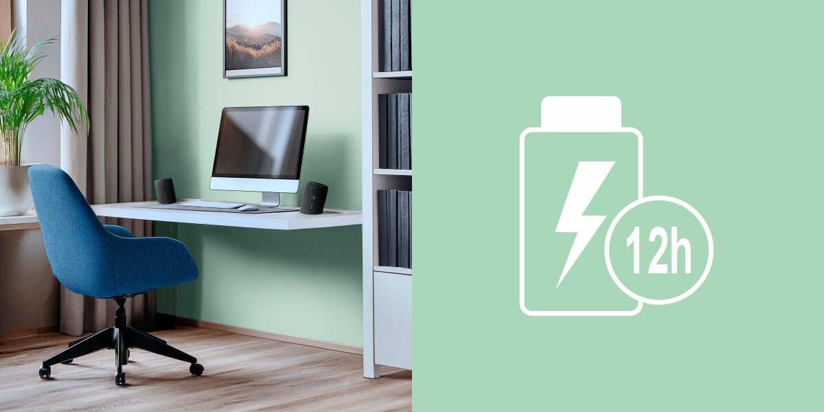 Głośnik mobilny HAMA Twin 4.0 Czarny Dwa głośniki Bluetooth Hama na biurku przy komputerze oraz ikona baterii z napisem 12h, oznaczająca czas pracy urządzenia.