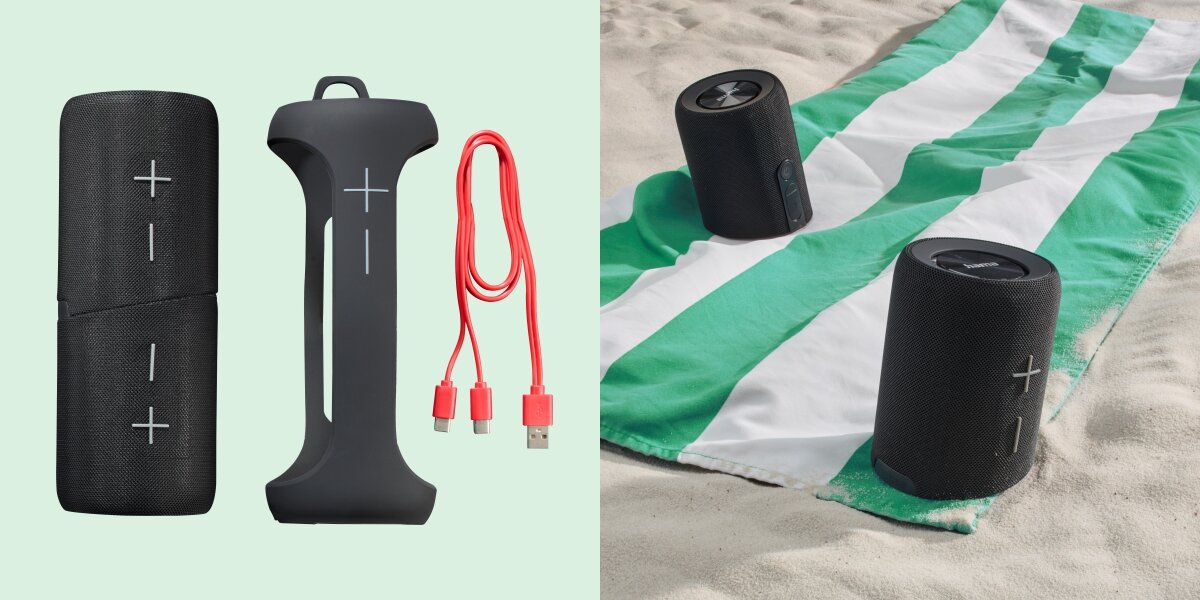 Głośnik mobilny HAMA Twin 4.0 Czarny Skład zestawu: głośnik, silikonowe etui i kabel ładujący, obok zdjęcie głośników rozstawionych na ręczniku plażowym.