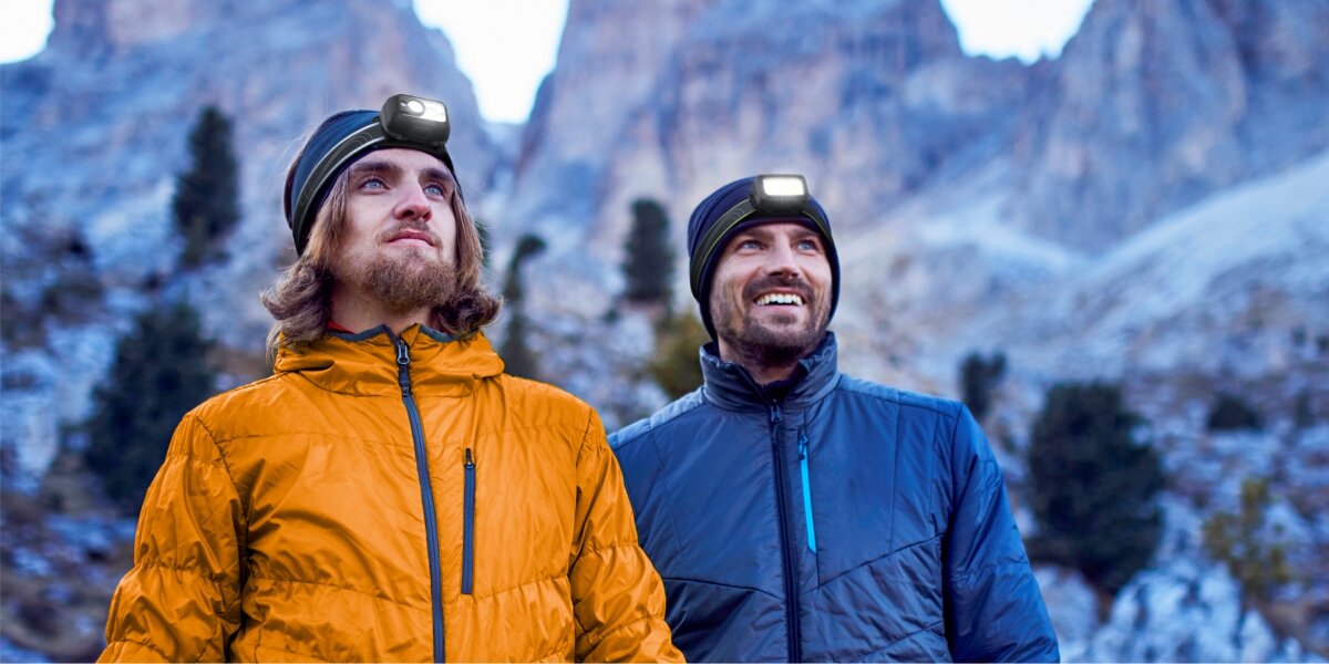 Latarka czołowa HAMA HL500-C, latarka, czołowa, LED, solidność, 2 mężczyzn z latarkami na głowie przemierza górzysty zimowy teren