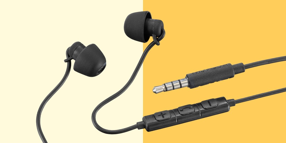 Słuchawki dokanałowe HAMA Relax Czarny Zestaw słuchawkowy marki Thomson z kablem, pilotem sterującym oraz 4-polową wtyczką jack 3.5 mm na żółto-beżowym tle.