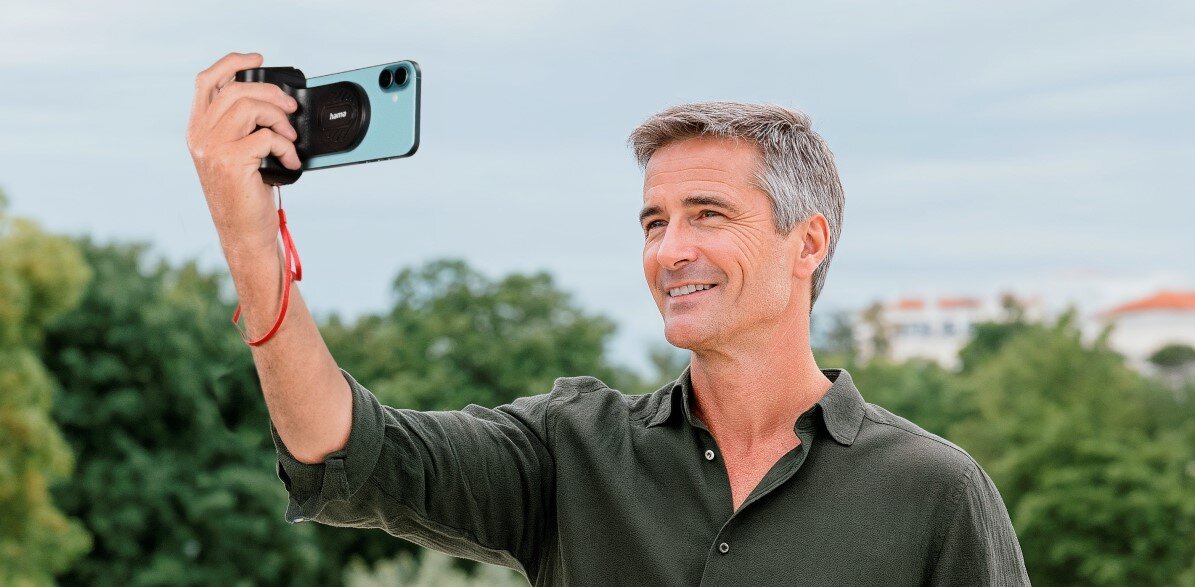 Uchwyt HAMA MagGrip BT - Wygodny uchwyt do smartfona, osoba trzymająca smartfon na uchwycie