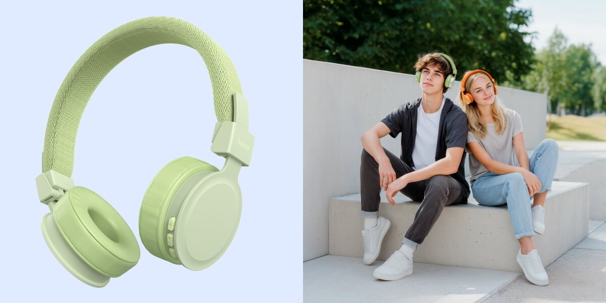 Słuchawki nauszne HAMA Freedom Lit III Zielony Słuchawki bluetooth Hama w kolorze miętowym oraz dwoje młodych ludzi odpoczywających na schodach w kolorowych słuchawkach na uszach.