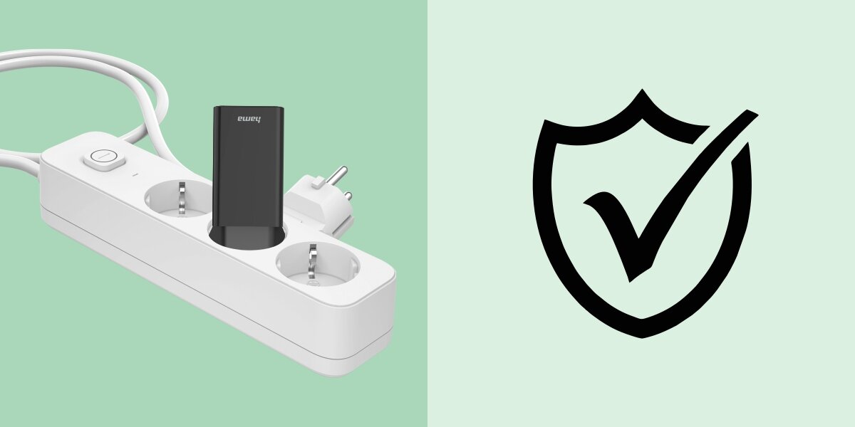 Ładowarka sieciowa HAMA FastCharger 30W Czarny Ładowarka Hama wpięta do białej listwy zasilającej z przyciskiem, obok czarna ikona tarczy z „fajką” (check-mark). Obraz symbolizuje bezpieczeństwo użytkowania i ochronę ładowanych urządzeń przed przepięciami.