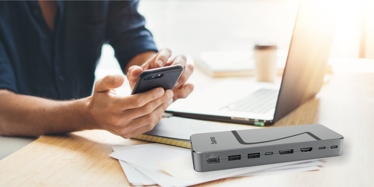 Stacja dokująca HAMA Connect2Office Speed USB Typu C, Pasywna Wielofunkcyjna stacja dokująca Hama leżąca poziomo na biurku, gotowa do podłączenia urządzeń peryferyjnych w domowym biurze.