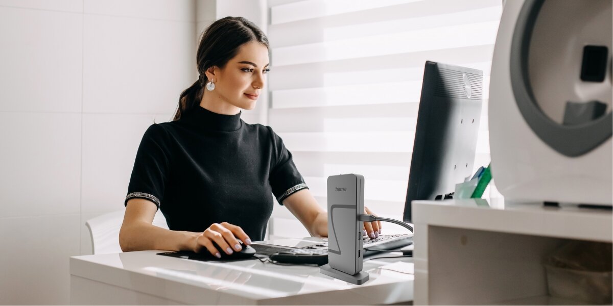Stacja dokująca HAMA Connect2Office Speed USB Typu C, Pasywna Pionowa stacja dokująca Hama podłączona kablem USB-C do komputera stacjonarnego, wspierająca organizację miejsca pracy.