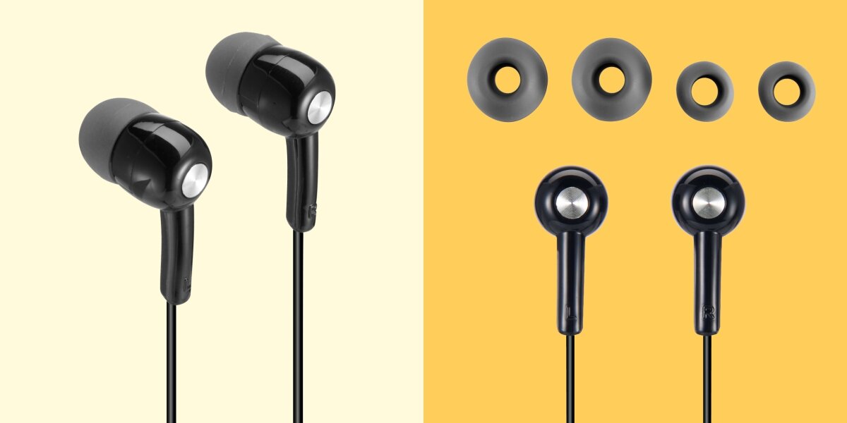 Słuchawki dokanałowe HAMA Gloss II Czarny Czarne przewodowe słuchawki dokanałowe z wymiennymi silikonowymi gumkami w różnych rozmiarach na żółto-beżowym tle.