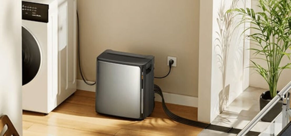 Magazyn energii ECOFLOW EFSTREAMULTRAX800W Stream Ultra X 3840 Wh, zasilanie, sprzęty, moc, fotowoltaika, wolnostojący magazynek energii umieszczony w jasnej pralni obok pralki.