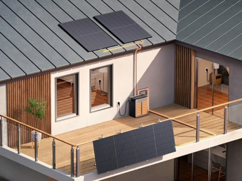 Magazyn energii ECOFLOW EFSTREAMULTRAX800W Stream Ultra X 3840 Wh, słońce, wydajność, ładowanie, fotowoltaika, Wizualizacja domu z panelem słonecznym na dachu i balustradzie połączonym ze stacją zasilania na tarasie.