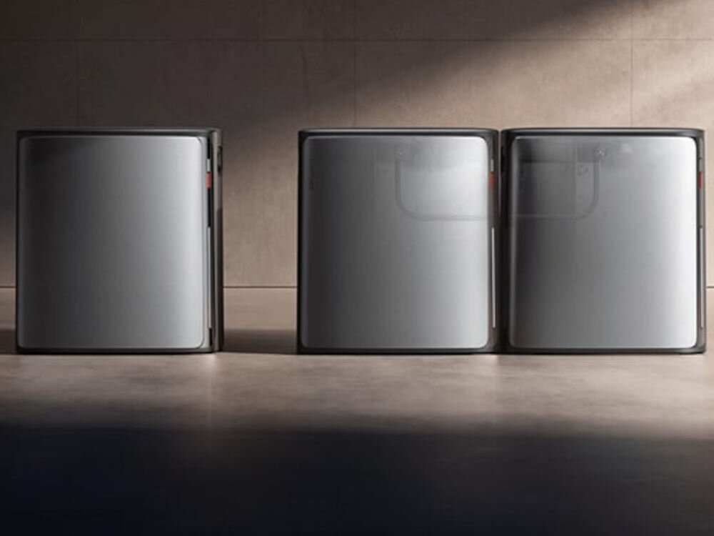Magazyn energii ECOFLOW EFSTREAMULTRAX800W Stream Ultra X 3840 Wh, montaż, gniazdko, moduły, instalacja, Dwa magazyny energii ustawione obok siebie w domowej przestrzeni.
