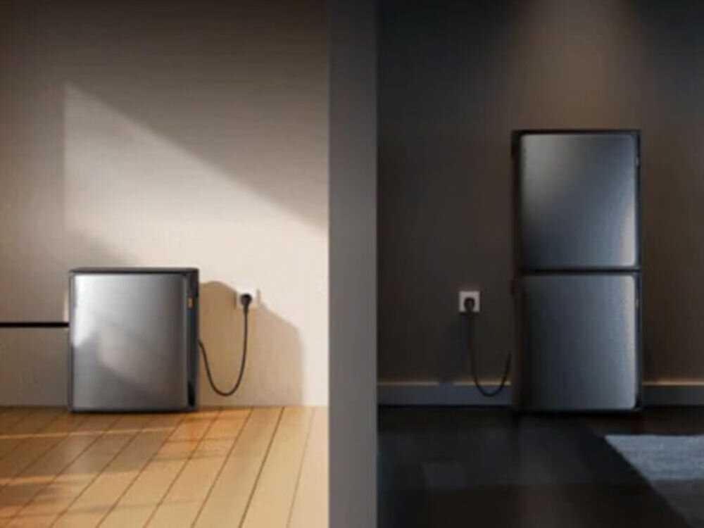 Magazyn energii ECOFLOW EFSTREAMULTRAX800W Stream Ultra X 3840 Wh, odporność, mróz, woda, szczelność, Porównanie dwóch konfiguracji montażowych: pojedynczej stacji oraz zestawu z dodatkową baterią ułożoną w pionie.