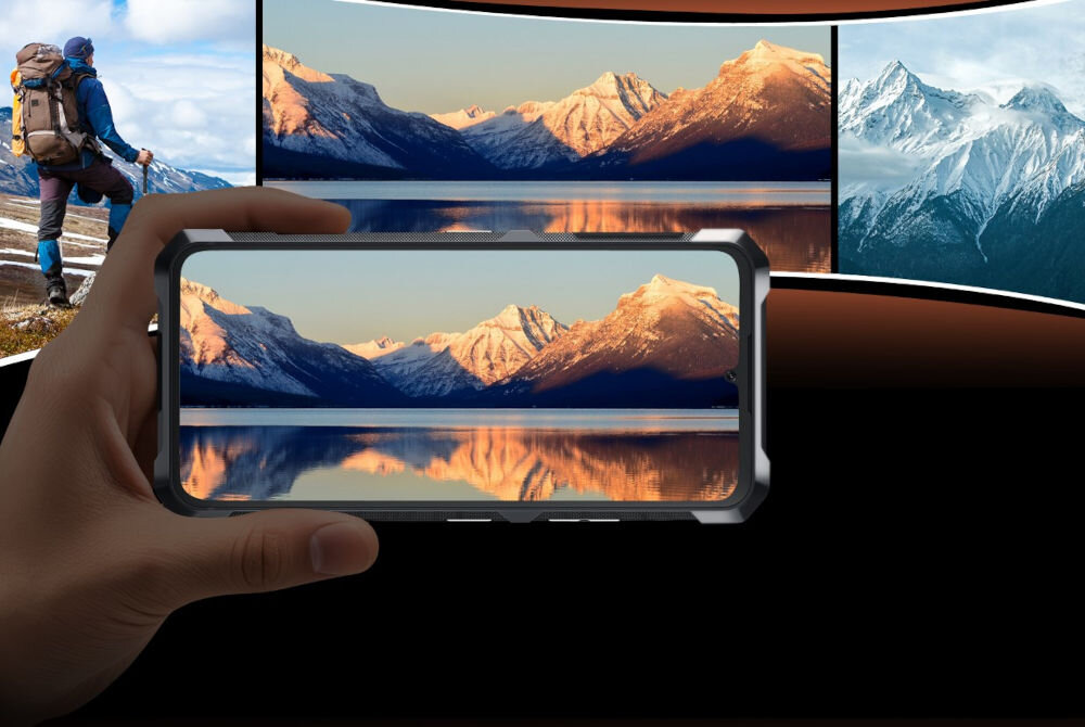 Smartfon CUBOT King Kong ES 6/256GB 6.75 90Hz Ręka trzyma smartfon Cubot z wyświetlonym zdjęciem górskiego krajobrazu odbijającego się w jeziorze, z trzema dodatkowymi zdjęciami w tle (wspinacz, ośnieżone góry), promujący aparat i możliwości outdoorowe