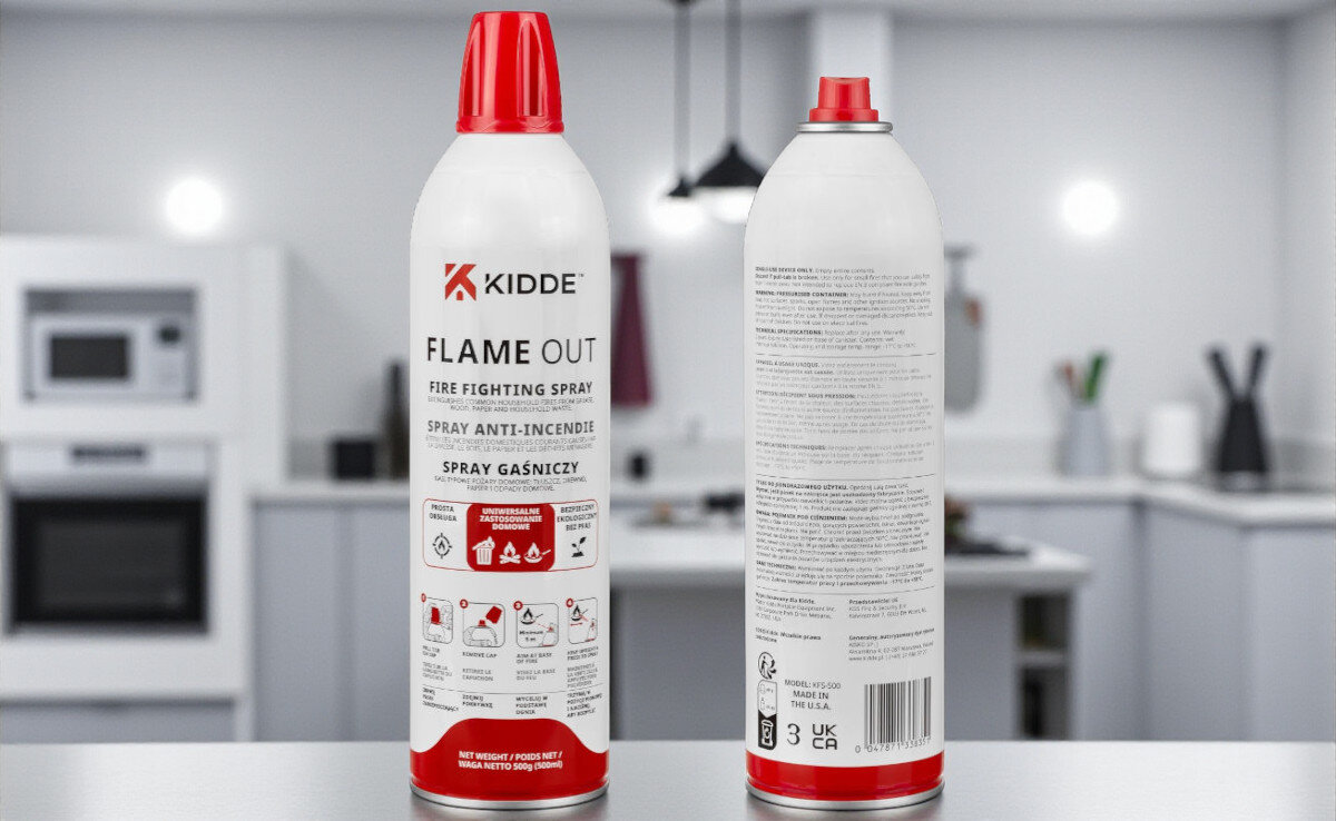 SPRAY GAŚNICZY KIDDE FLAMEOUT (500 ML), wsparcie, sytuacje, pożary, rozprzestrzenianie, Widok z przodu i z tyłu puszki sprayu Kidde FlameOut na tle nowoczesnej kuchni.