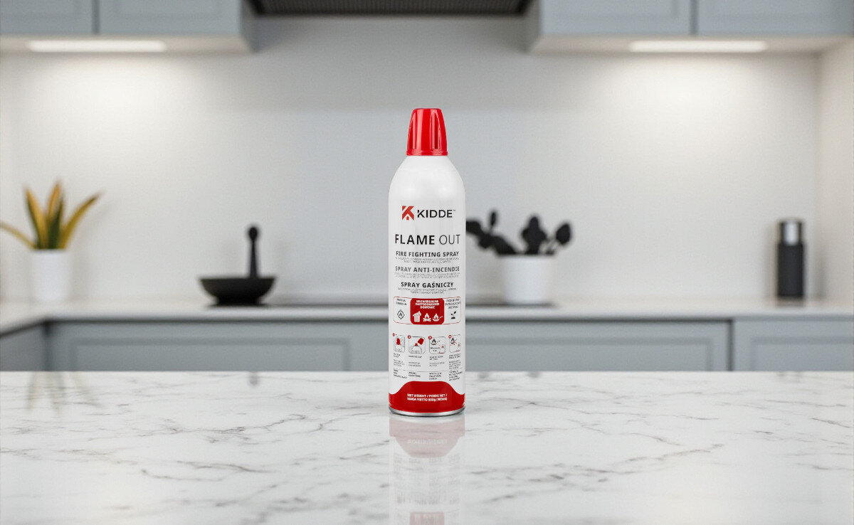 SPRAY GAŚNICZY KIDDE FLAMEOUT (500 ML), tradycyjnych, koce, zestaw, bezpieczeństwo, Spray gaśniczy Kidde FlameOut ustawiony centralnie na jasnym marmurowym blacie w minimalistycznej kuchni.