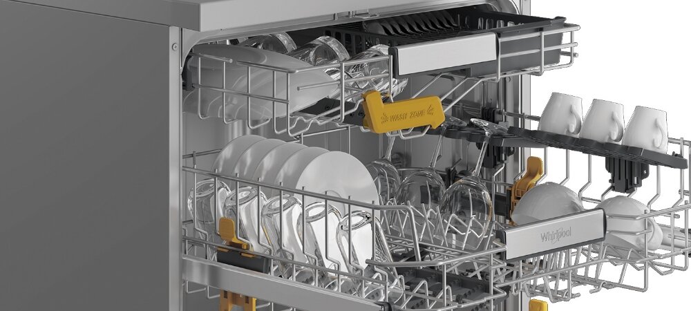 ZMYWARKA WHIRLPOOL W8F HP51X Zdjęcie przedstawia otwartą zmywarkę WHIRLPOOL z trzema poziomami załadunku, wypełnioną talerzami, szklankami, kubkami i sztućcami rozmieszczonymi w koszach i na półkach. Zdjęcie przedstawia także żółty element „WASH ZONE” w środkowym koszu, podkreślający strefę intensywnego mycia naczyń Solidne wykończenie ze stali nierdzewnej Smukłe, chromowane uchwyty oraz subtelnie zintegrowany panel sterowania Starannie zaprojektowane wnętrze