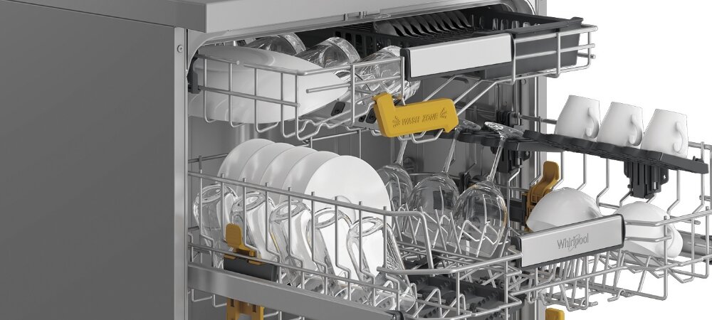 ZMYWARKA WHIRLPOOL W8F HS61X Zdjęcie przedstawia zbliżenie na front zmywarki WHIRLPOOL w zabudowie, z widocznym panelem sterowania pośrodku i logo marki po prawej stronie. Zdjęcie przedstawia także fragment kuchennego blatu z garnkiem na płycie grzewczej po lewej oraz dekoracyjnymi naczyniami i kubkiem po prawej stronie Higiena i bezpieczeństwo SaniRinse opcja Antybakteryjna Program Dezynfekcja silnik inwerterowy Opcja Silent zabezpieczenie przed dziećmi