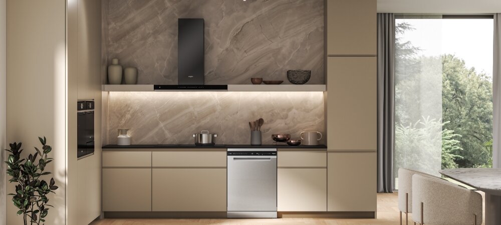 ZMYWARKA WHIRLPOOL W8F HS61X Zdjęcie przedstawia jasną, elegancką kuchnię w zabudowie z beżowymi frontami, marmurowym backsplash’em i czarnym blatem, w której centralnie umieszczono zmywarkę wolnostojącą WHIRLPOOL. Zdjęcie przedstawia także duże przeszklenie z widokiem na zieleń, stół z krzesłami po prawej stronie oraz roślinę doniczkową po lewej, podkreślające przestronny charakter wnętrza Intuicyjny wyświetlacz cyfrowy komora inox trwałość odporność