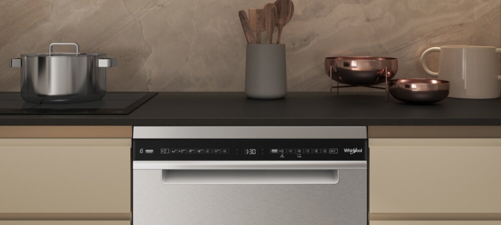 ZMYWARKA WHIRLPOOL W8F HS61X Zdjęcie przedstawia otwartą zmywarkę WHIRLPOOL z trzema poziomami załadunku, wypełnioną talerzami, szklankami, kubkami i sztućcami rozmieszczonymi w koszach i na półkach. Zdjęcie przedstawia także żółty element „WASH ZONE” w środkowym koszu, podkreślający strefę intensywnego mycia naczyń Solidne wykończenie ze stali nierdzewnej Smukłe, chromowane uchwyty oraz subtelnie zintegrowany panel sterowania Starannie zaprojektowane wnętrze