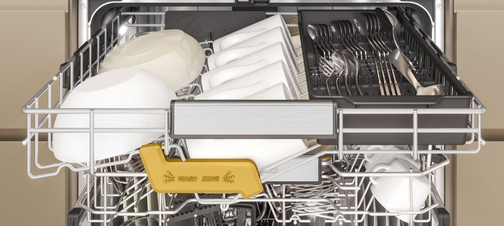ZMYWARKA WHIRLPOOL W8F HS61X Zdjęcie przedstawia wnętrze zmywarki WHIRLPOOL z wysuniętym górnym koszem wypełnionym białymi talerzami, misami oraz sztućcami ułożonymi w specjalnej tacce. Zdjęcie przedstawia również żółty element z napisem „WASH ZONE” w dolnej części kadru, wskazujący strefę intensywnego zmywania trzeci kosz dodatkowe miejsce kubki miski szklanki wysokie naczynia większa pojemność