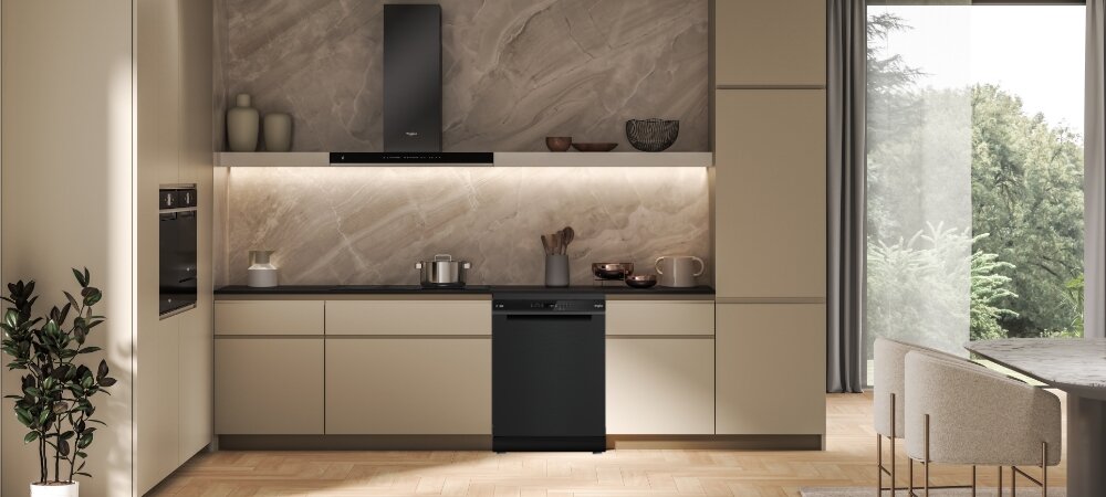 ZMYWARKA WHIRLPOOL W8F HP51BS Zdjęcie przedstawia jasną, elegancką kuchnię w zabudowie z beżowymi frontami, marmurowym backsplash’em i czarnym blatem, w której centralnie umieszczono czarną zmywarkę wolnostojącą WHIRLPOOL. Zdjęcie przedstawia także duże przeszklenie z widokiem na zieleń, stół z krzesłami po prawej stronie oraz roślinę doniczkową po lewej, podkreślające przestronny charakter wnętrza Intuicyjny wyświetlacz cyfrowy komora inox trwałość odporność