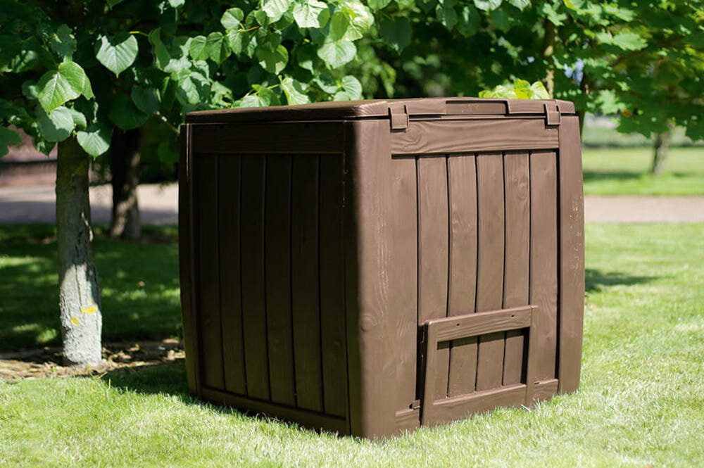 Kompostownik KETER Deco Composter 340L Brązowy kompostownik na trawie ustawiony pod drzewem naturalny nawóz ekologia prosty montaż oszczędność wydajność