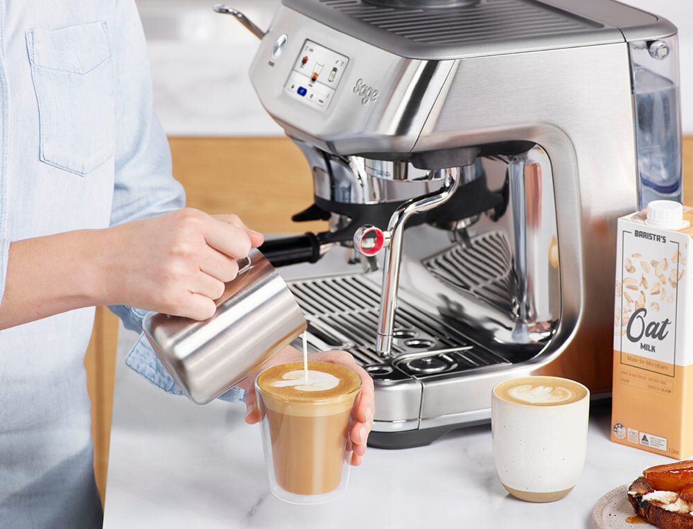 Ekspres SAGE The Barista Touch Impress SES882BSS4FEU1 Wsparcie baristy Wbudowane wskazówki baristy od formowania pucka po spienianie mleka System przekazuje na bieżąco informacje zwrotne komfort użytkowania