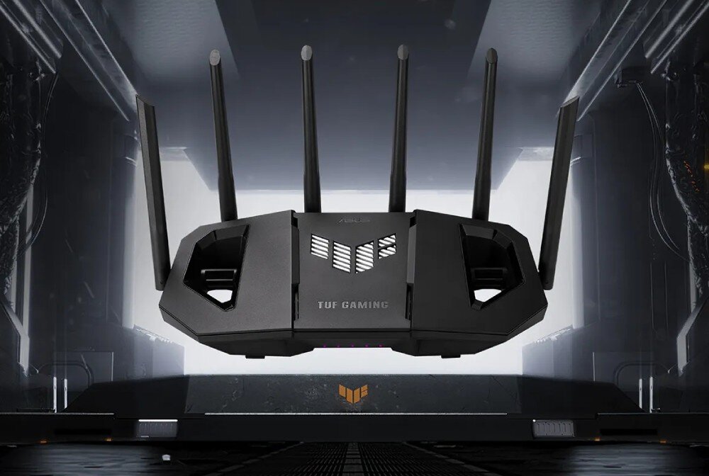 Router ASUS TUF Gaming BE9400 Frontowy widok czarnego routera z sześcioma antenami unoszącego się w futurystycznym tunelu, opis