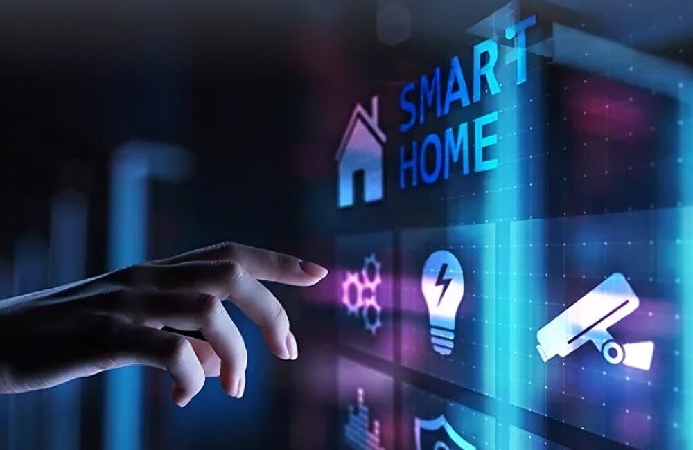 Router ASUS TUF Gaming BE9400 Dłoń dotykająca wirtualnego panelu sterowania z napisem 'SMART HOME' i ikonami urządzeń domowych, oddzielne podsieci, połączenie VPN