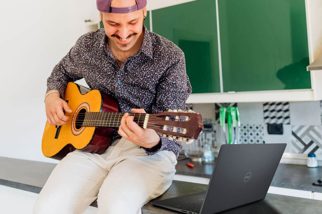 Laptop DELL Inspiron 3530 z wyświetloną fotografią kobiety na ekranie.  - Wybór rodzaju brzmienie głośników