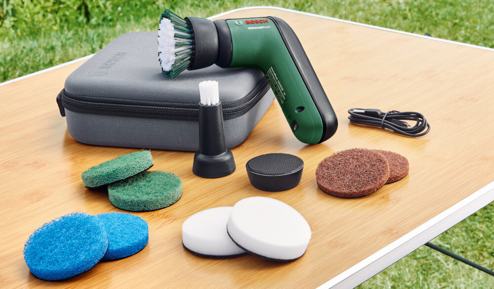 Szczotka BOSCH UniversalBrush 06033E0000 zestaw akumulator kabel USB-A/microUSB szczotka precyzyjna uchwyt do padow z mocowaniem na rzepy pad z mikrowlokien pad Heavy Duty dokumentacja