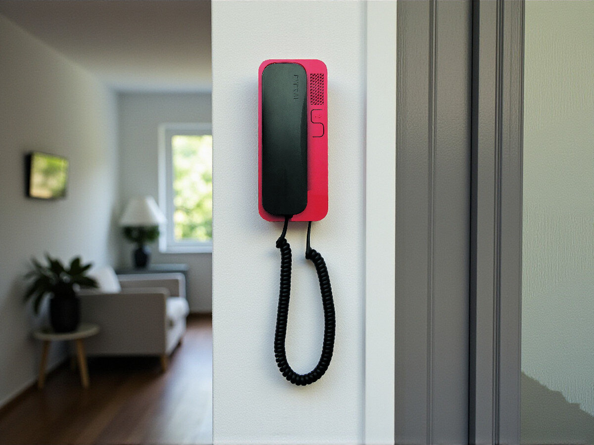 Unifon CYFRAL Smart-D Czarno-czerwony, Nietuzinkowy, wnętrza, akcent, komunikacja, Unifon CYFRAL Smart-D czarno-czerwony zamontowany w korytarzu przy ramie drzwiowej, minimalistyczne wnętrze.