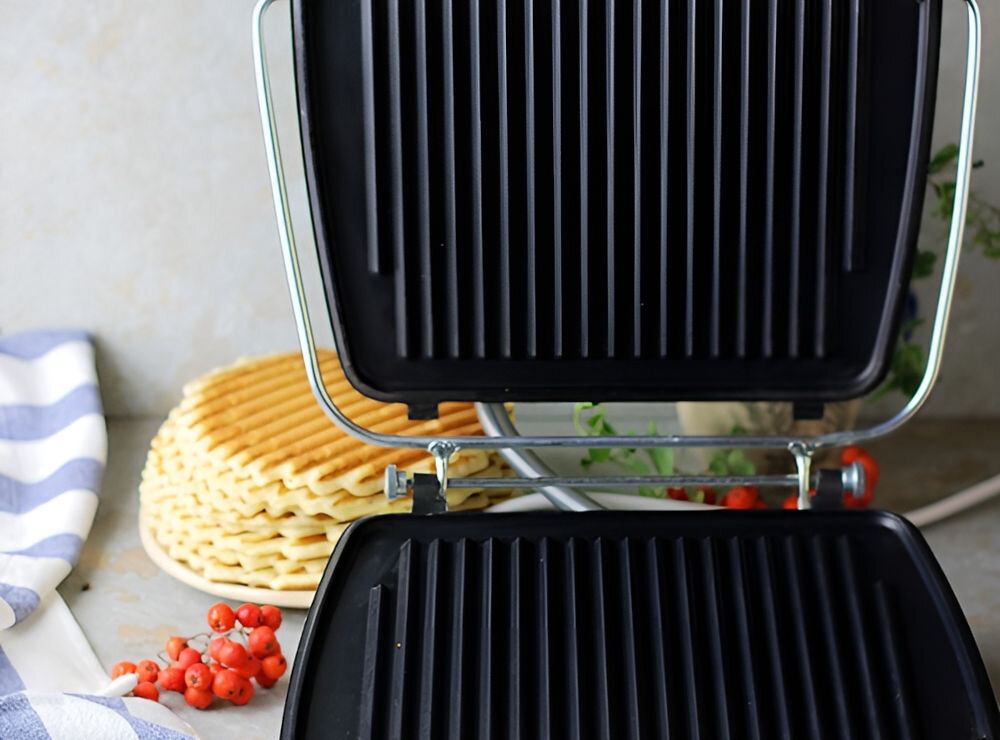 Opiekacz do kanapek DEZAL Inox płyty grzewcze rurkowy element grzejny równomierne rozprowadzenie ciepła po całej powierzchni fabrycznie ustawiony ogranicznik temperatury utrzymanie stałej temperatury precyzyjne wypieki temperatura robocza płyt grzewczych 200-205 stopni idealne warunki do pieczenia płyta dolna specjalny ogranicznik bezpieczne bezproblemowe użytkowanie 