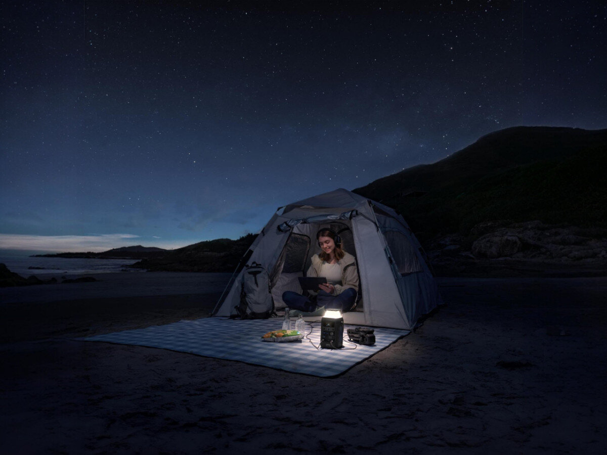 Stacja zasilania ANKER Solix C300X DC 288WH Bank energii + Panel solarny PS60 60W, PD 3.1, szybkie, solarne, samochodowe, morski teren, para spędza czas na plaży, mężczyzna trzyma panele słoneczne