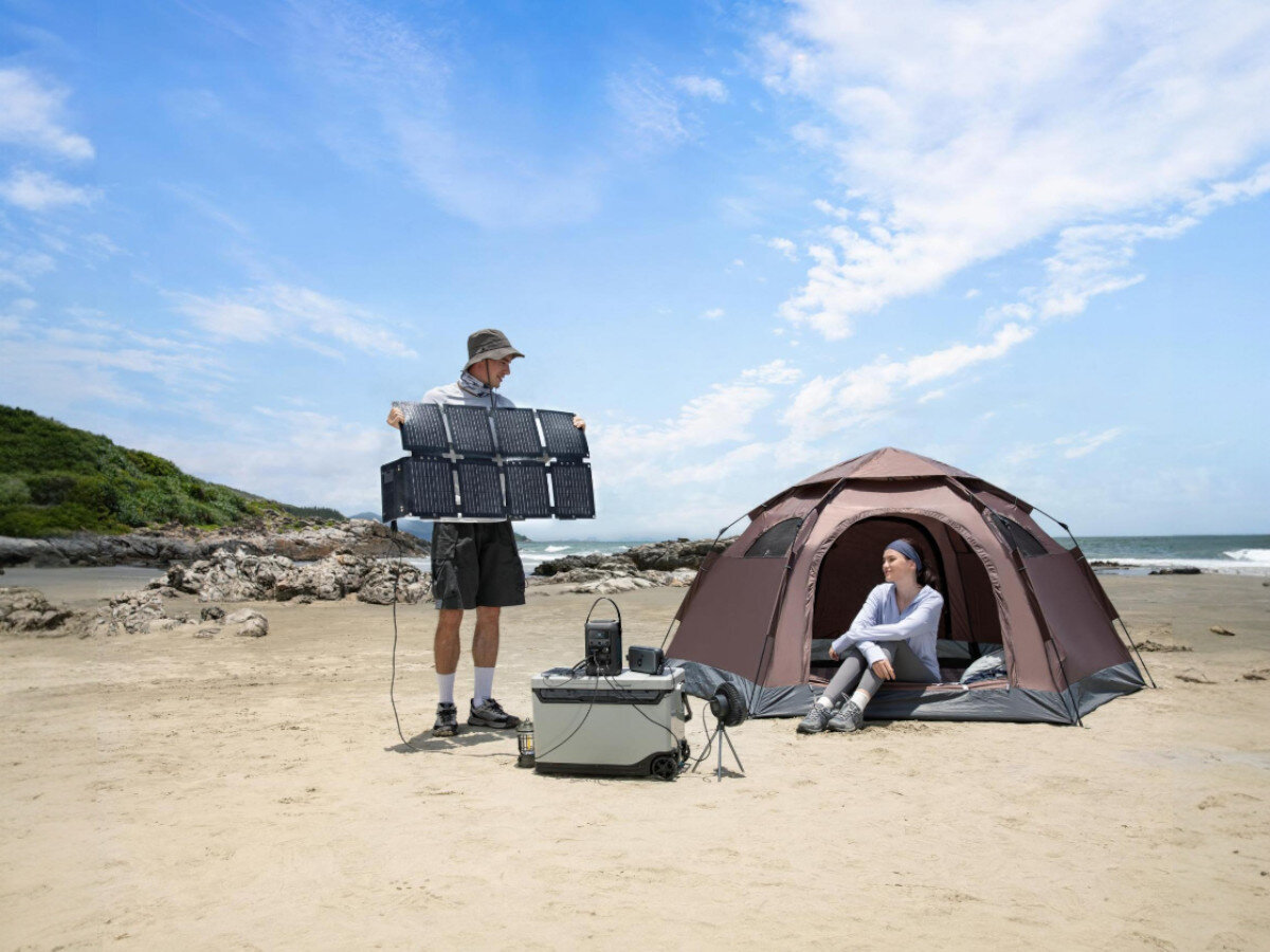 Stacja zasilania ANKER Solix C300X DC 288WH Bank energii + Panel solarny PS60 60W, solar, przenośna, energia, awarie, kobieta w namiocie nocną porą ze stacją zasilania