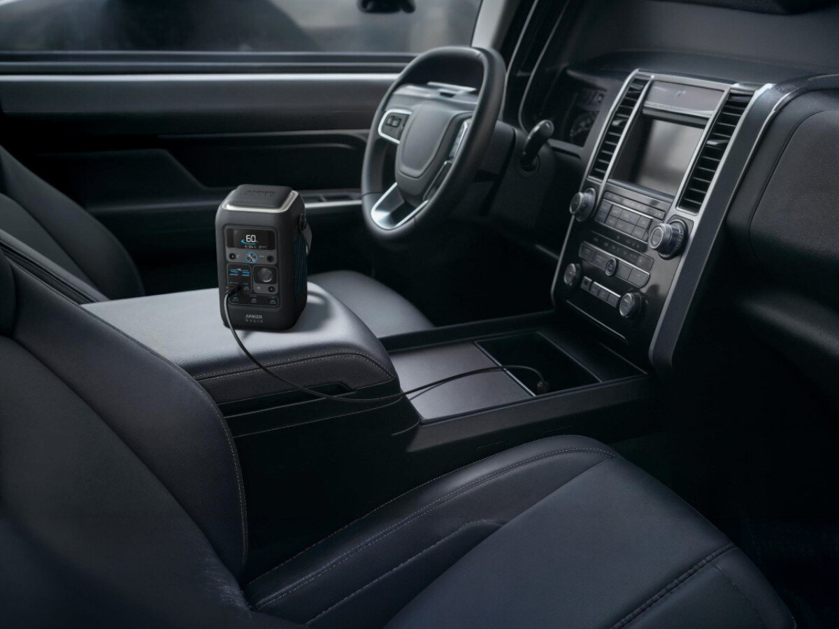 Stacja zasilania ANKER Solix C300X DC 288WH Bank energii + Panel solarny PS60 60W, aplikacja, Bluetooth, WiFi, zdalne, stacja zasilania stoi na podłokietniku w aucie